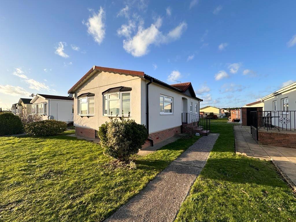 R 440, Kings Park, Canvey Island 2 bed park home for sale £190,000