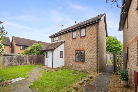 3 bedroom detached house for sale, Middlefield, Horley RH6