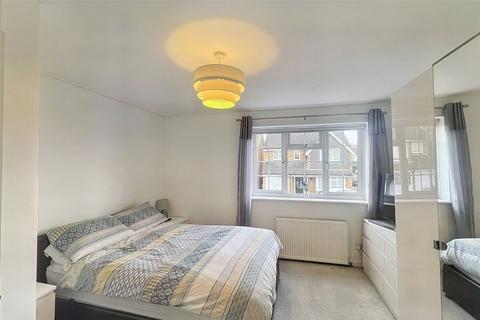 4 Groveside Close, Carshalton, SM5 2EQ