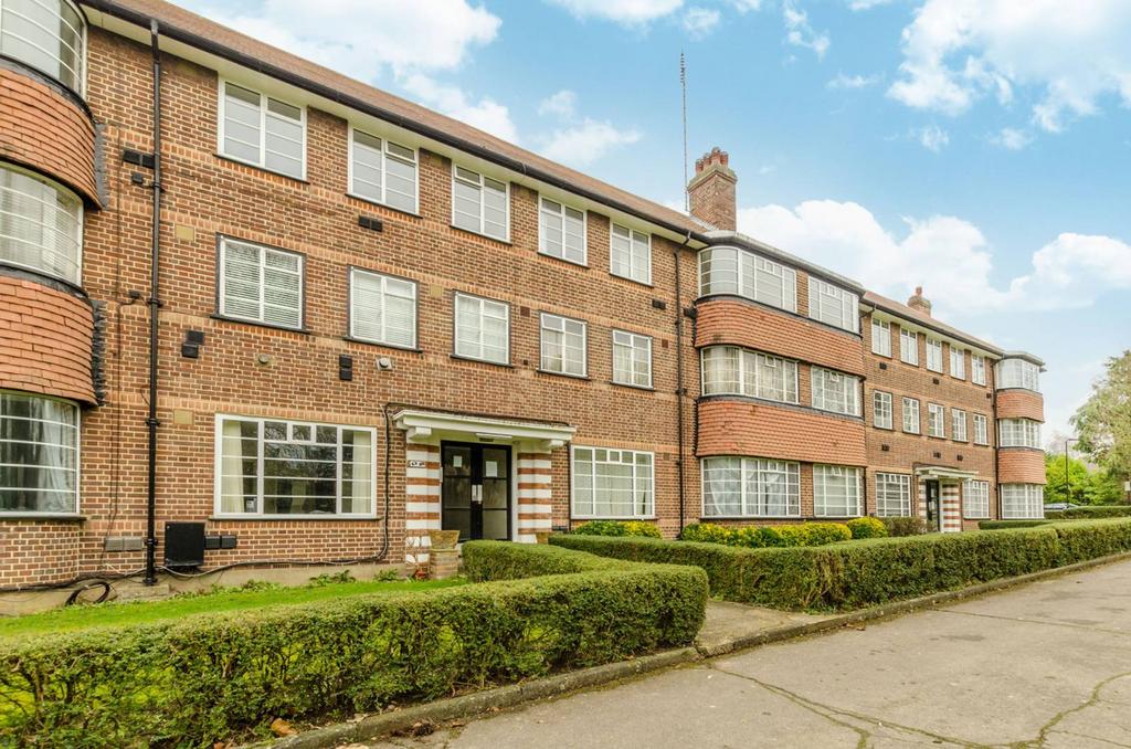 Hanger Lane, Hanger Hill, London, W5 3 bed flat £2,150 pcm (£496 pw)