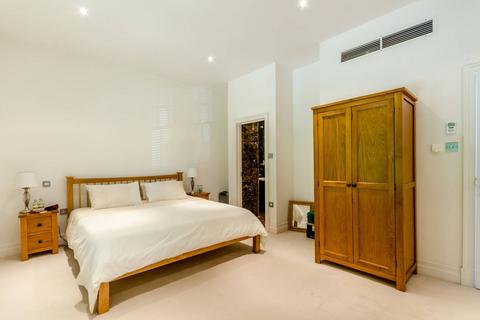 2 bedroom flat for sale, Wimbledon Park Side, Wimbledon Common, London, SW19