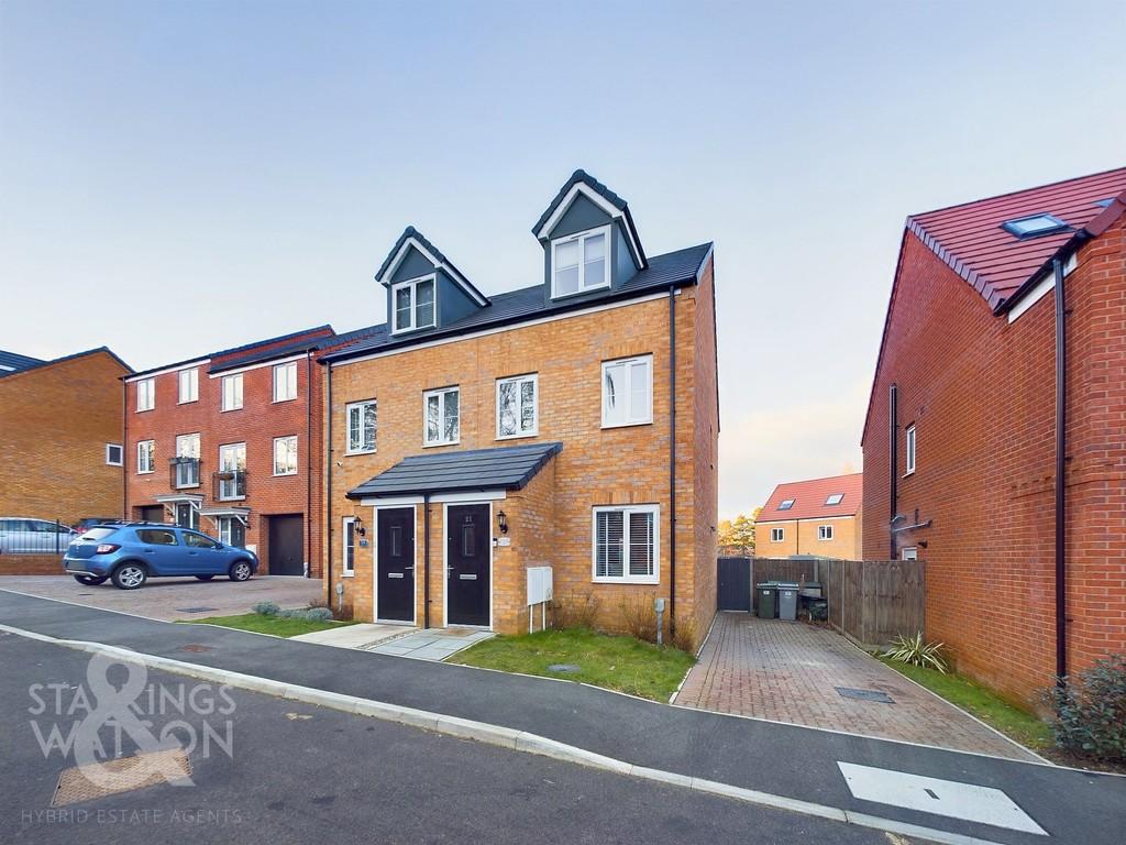 Oakwood Drive, Hellesdon, Norwich 3 bed townhouse for sale £270,000