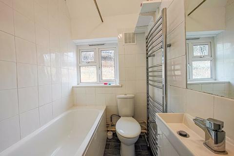 8a Voce Road, London, SE18 2LN