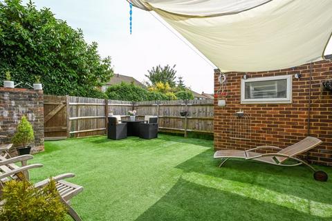 2 bedroom property for sale, Terrace Road, Walton-On-Thames