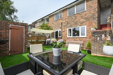 2 bedroom property for sale, Terrace Road, Walton-On-Thames