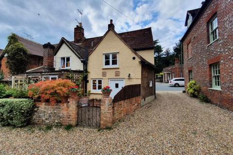 2 bedroom terraced house to rent, Church Street, Chesham