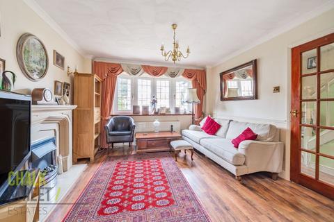 28 Oates Road, Romford, RM5 2HT