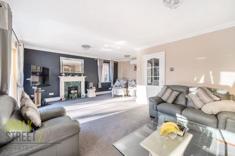 19 Tylers Crescent, Hornchurch, RM12 6SY