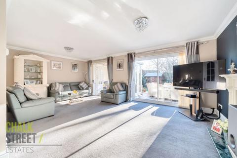 19 Tylers Crescent, Hornchurch, RM12 6SY