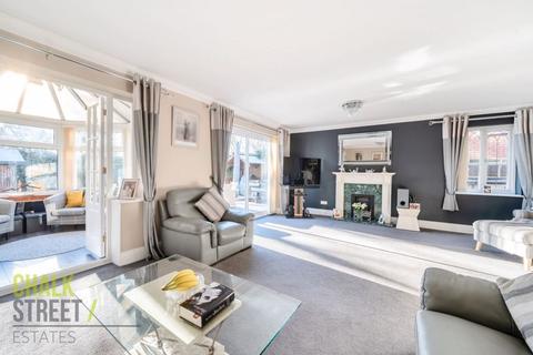 19 Tylers Crescent, Hornchurch, RM12 6SY