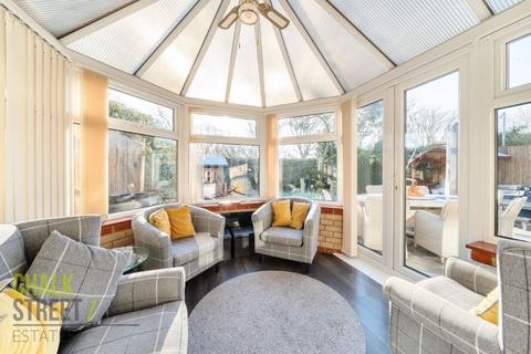 19 Tylers Crescent, Hornchurch, RM12 6SY