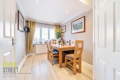 19 Tylers Crescent, Hornchurch, RM12 6SY