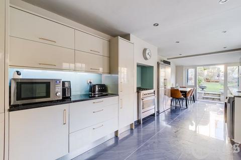 50 Crouch Hill, London, N4 4AA