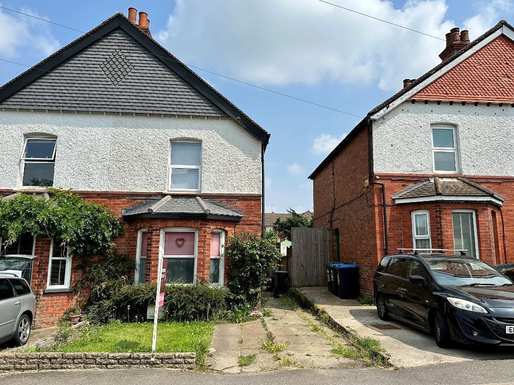 Sunnybank, Warlingham, Surrey, CR6 9SR 2 bed semidetached house for