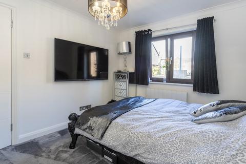 2 bedroom flat to rent, Cedar Close, Buckhurst Hill IG9