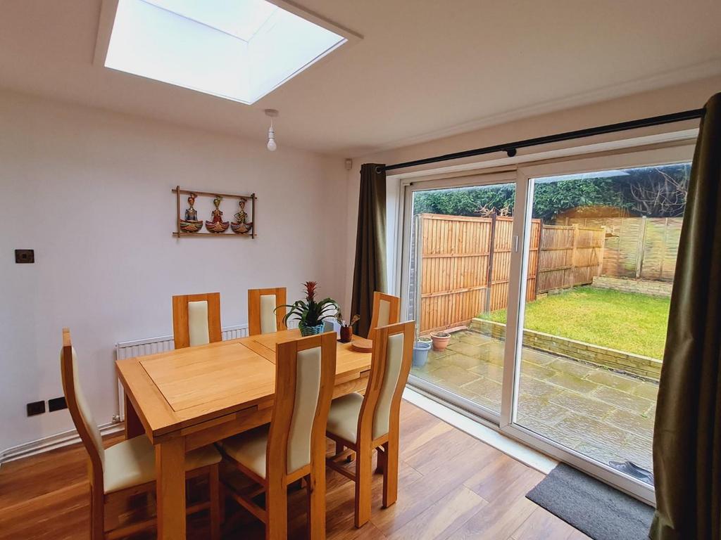 Lowick Drive, Wigston 3 bed semidetached house £1,100 pcm (£254 pw)