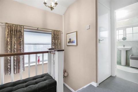 4 Corbett Gardens, Woodley, Reading, RG5 4JY