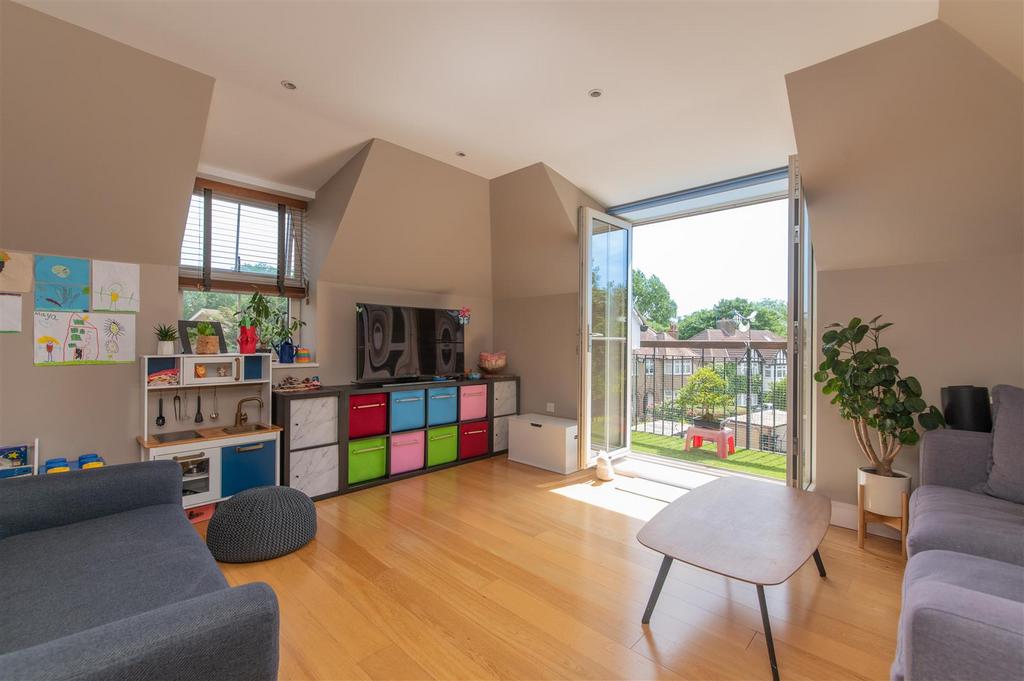 Holders Hill Road, Hendon 3 bed flat for sale £750,000