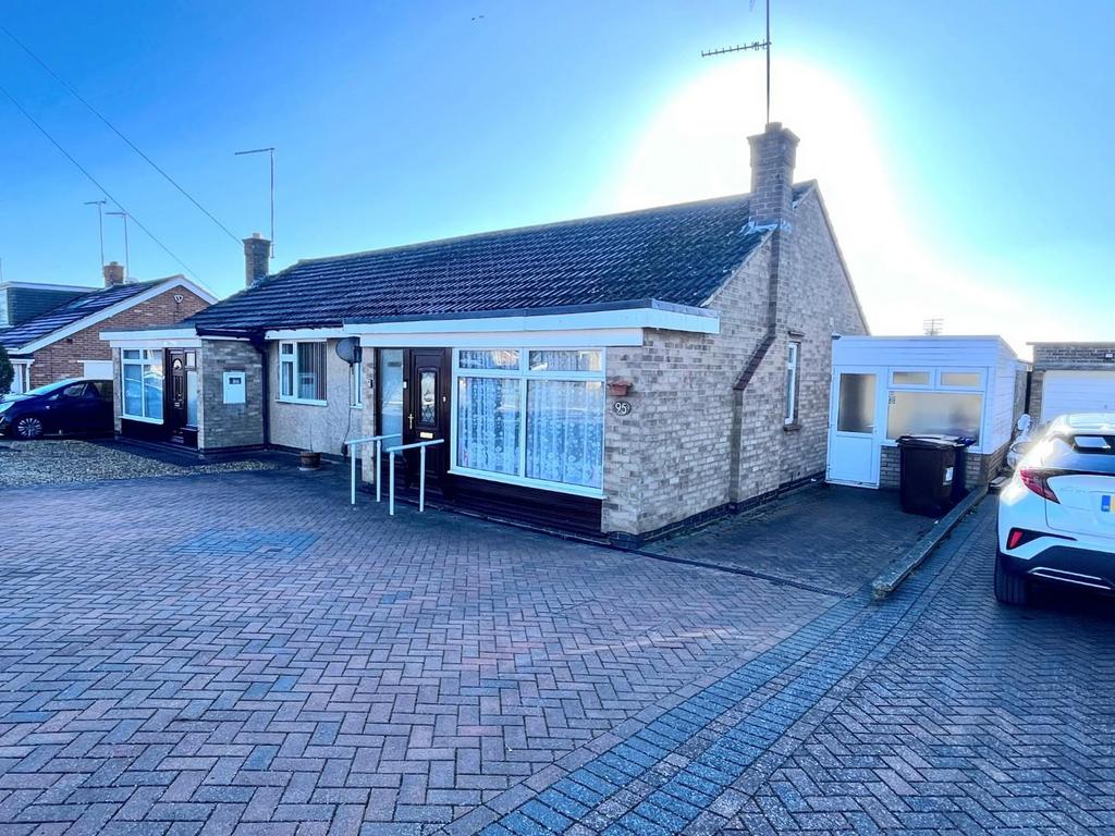Highlands Avenue, Spinney Hill, Northampton NN3 2 bed semidetached