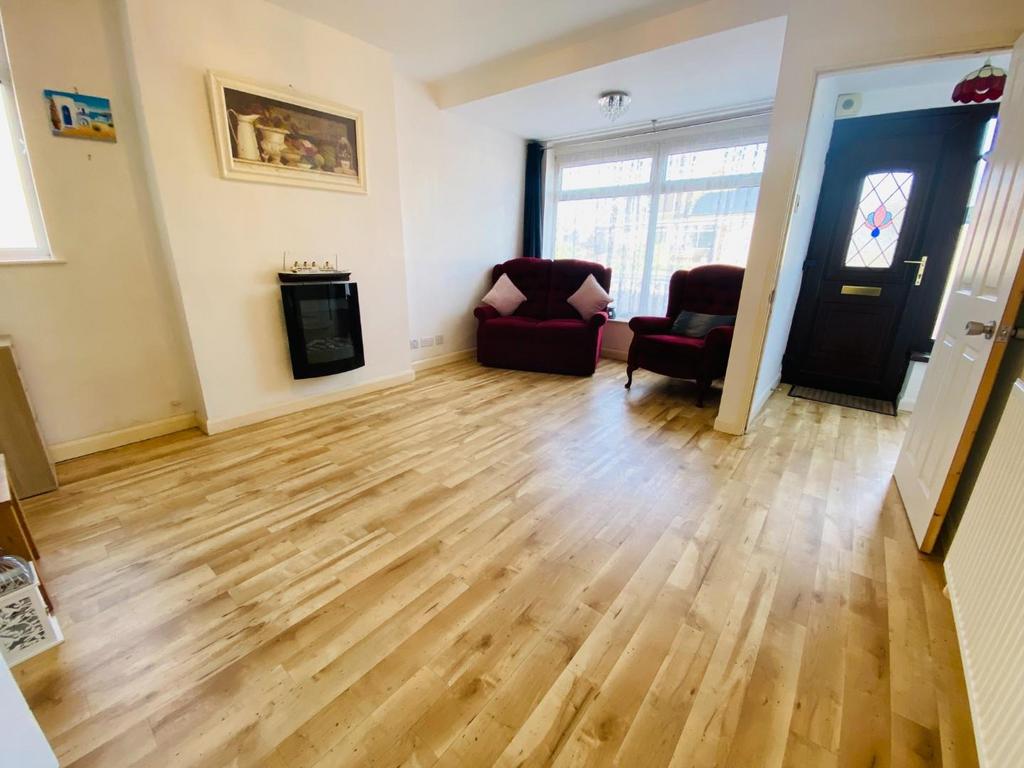 Highlands Avenue, Spinney Hill, Northampton NN3 2 bed semidetached