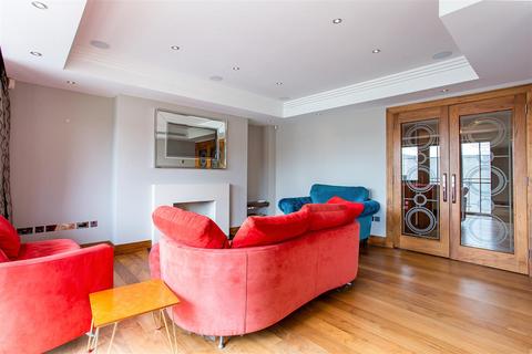 Apartment 16, Charters Court Charters Road, Ascot, SL5 9FG