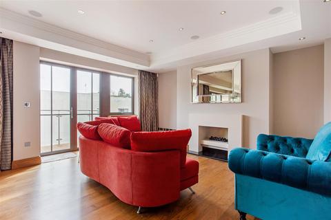Apartment 16, Charters Court Charters Road, Ascot, SL5 9FG