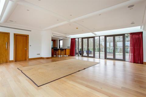 Apartment 16, Charters Court Charters Road, Ascot, SL5 9FG