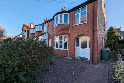 3 bedroom end of terrace house for sale, Queensgate, Bridlington