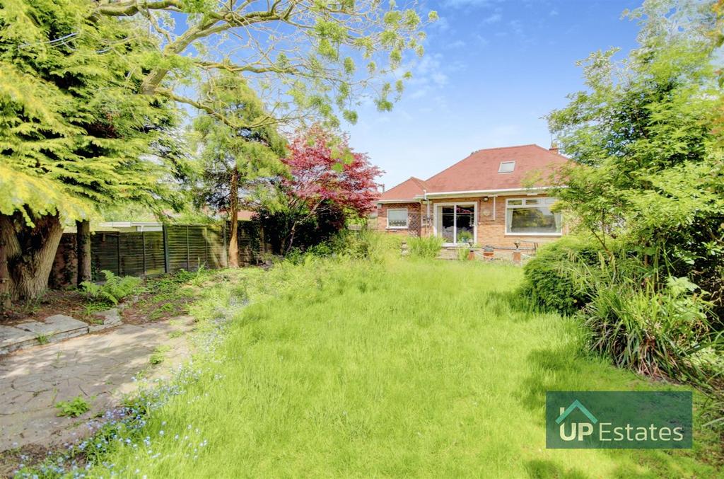 Weston Lane, Bulkington, Bedworth 3 bed detached bungalow - £375,000