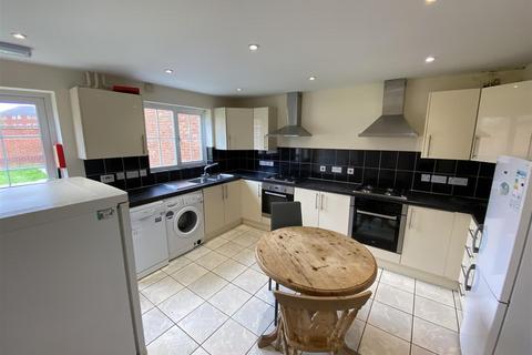 7 bedroom detached house to rent, Cunningham Avenue, Hatfield