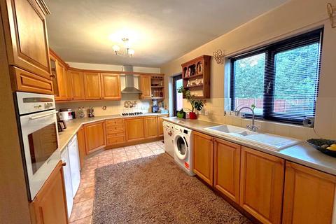 4 bedroom semi-detached house for sale, Brookside, Burbage LE10