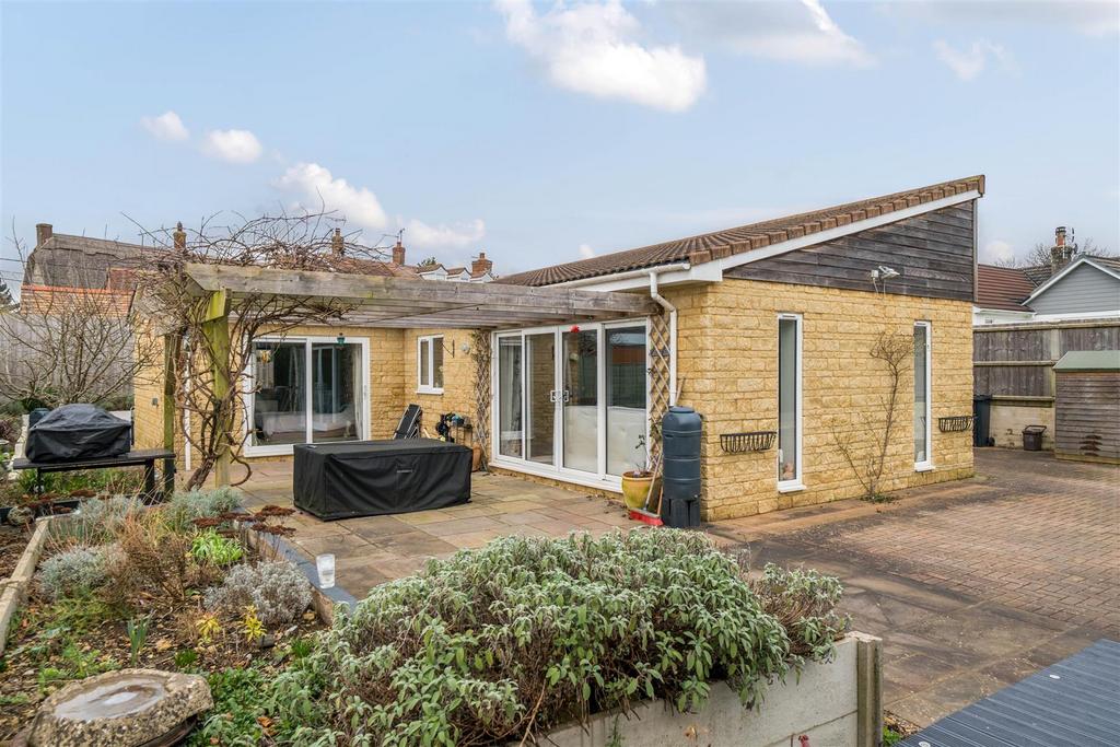 Higher Westbury, Bradford Abbas, Sherborne 3 bed bungalow for sale £