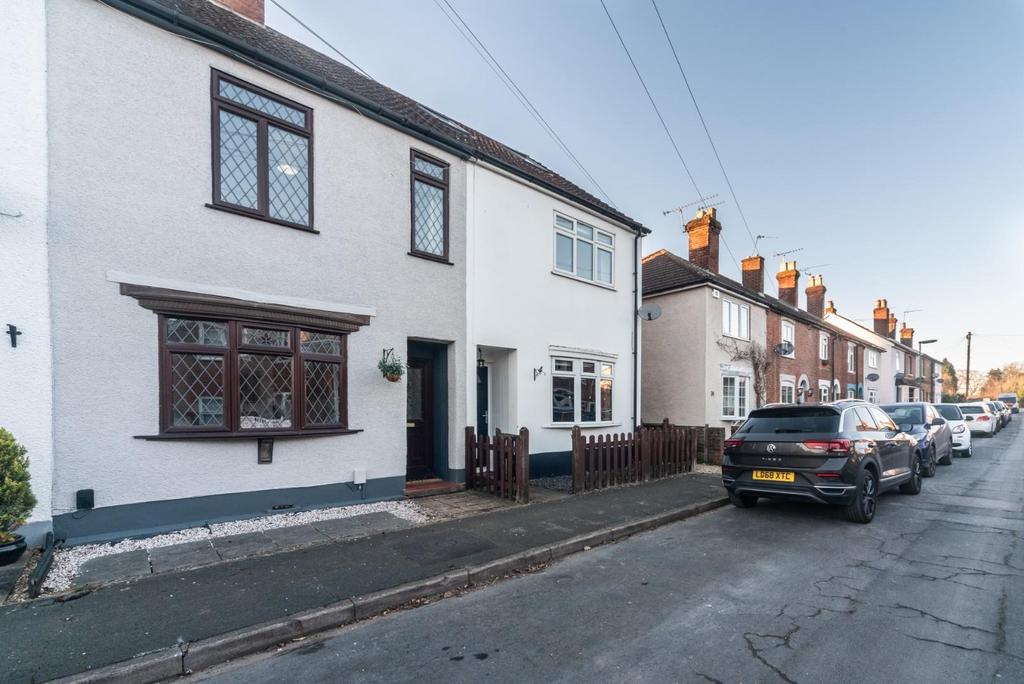 Sanway Close, West Byfleet KT14 3 bed terraced house for sale £430,000