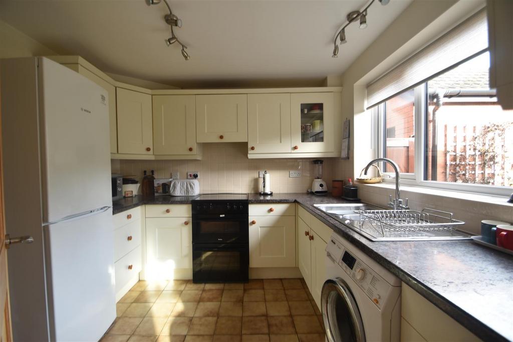 48 Falcons Way, Shrewsbury, SY3 8ZG 2 bed detached bungalow for sale