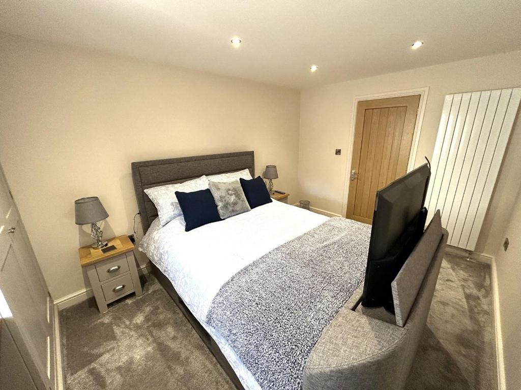 Bedroom 1 (3).JPG