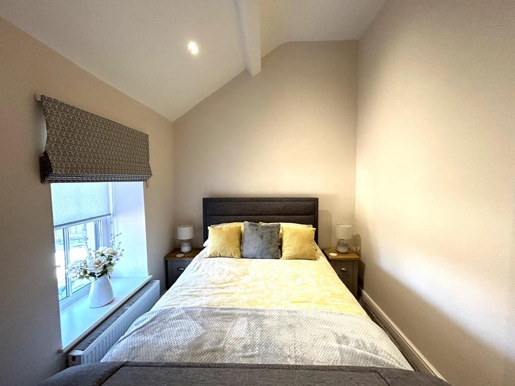 Bedroom 2 (2).JPG