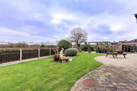 4 bedroom detached house for sale, The Orchards, Epping