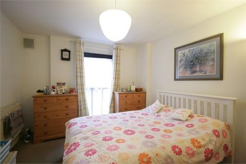 2 bedroom ground floor maisonette to rent, Brixton Road, London SW9