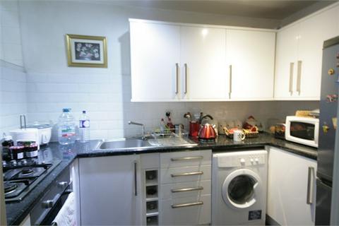 2 bedroom ground floor maisonette to rent, Brixton Road, London SW9