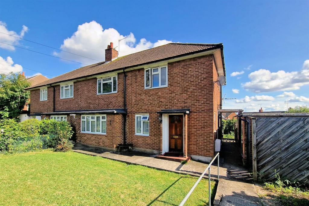 Centre Drive, Epping 2 bed flat for sale £300,000