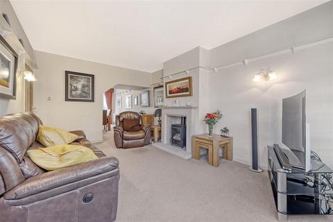 44 Dukes Avenue, Theydon Bois, Epping, CM16 7HF