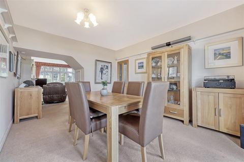 44 Dukes Avenue, Theydon Bois, Epping, CM16 7HF