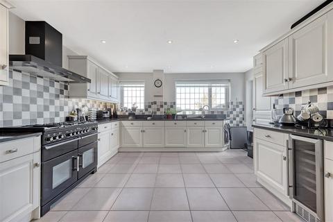 44 Dukes Avenue, Theydon Bois, Epping, CM16 7HF