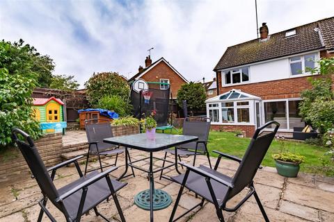 25 Rayfield, Epping, CM16 5AD