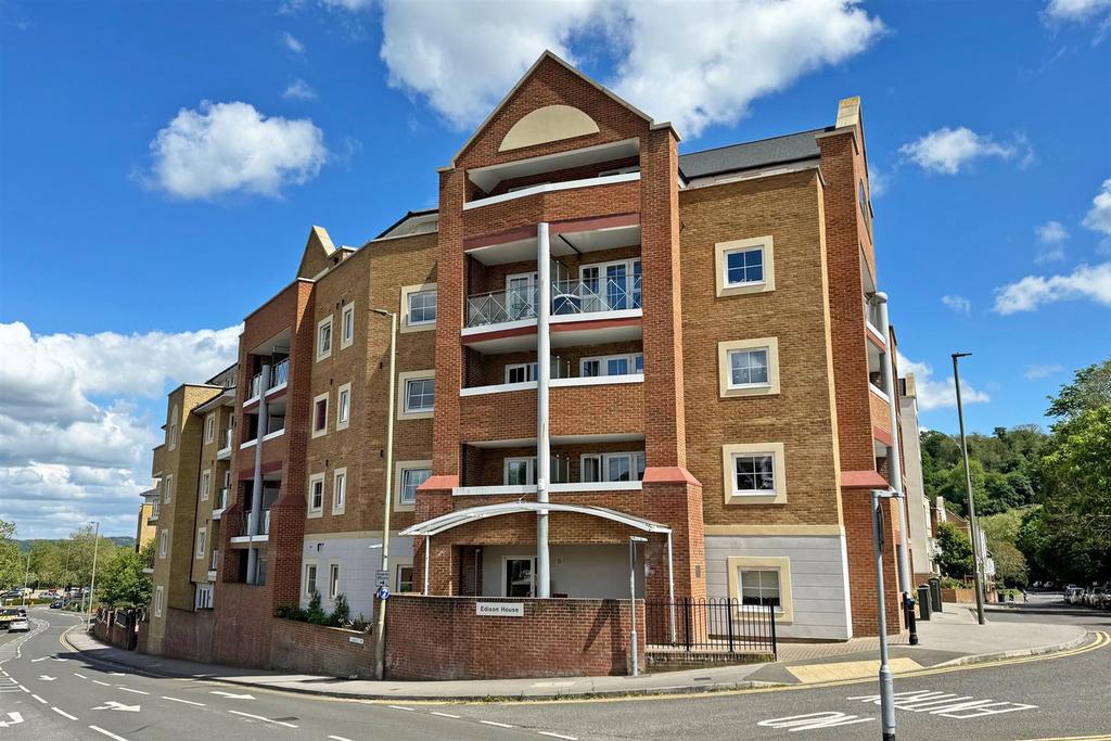 Godalming 1 bed flat for sale £279,000