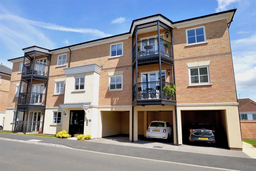 Buckingham Road, Epping 2 bed flat for sale £389,995