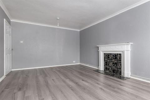 3 bedroom flat for sale, Birch View, The Plain, Epping
