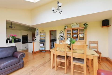 Oakdene, 25 Acaster Lane, Bishopthorpe, York, YO23 2SA