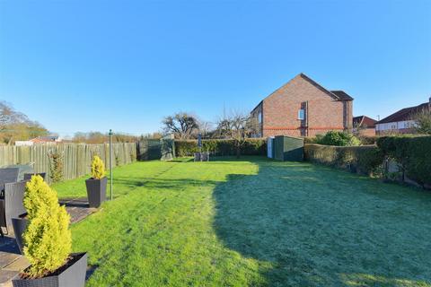 Oakdene, 25 Acaster Lane, Bishopthorpe, York, YO23 2SA