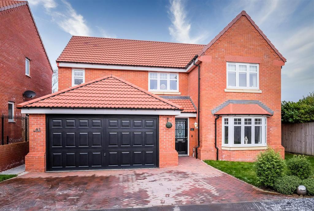 Highfield Close, Highfield Manor, Fixby, Huddersfield 4 bed detached